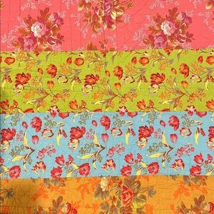 Pine Cone Hill ‘Potter Linen’ Quilt - Size Full/Queen. Beautifully brilliant!